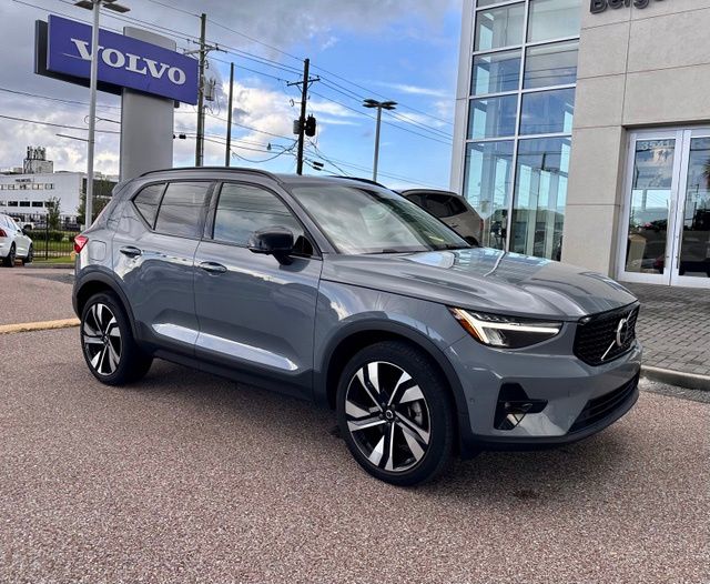 2023 Volvo XC40 B5 Plus Dark