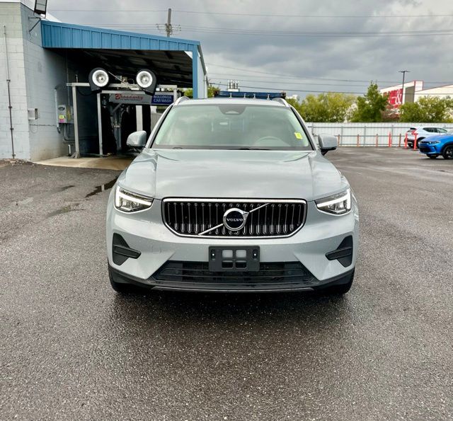 2025 Volvo XC40 Core photo 2