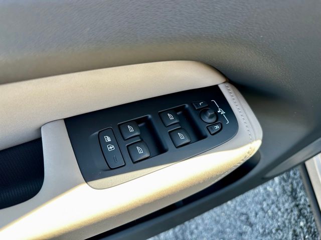 2026 Volvo XC60 Plus - Photo 15