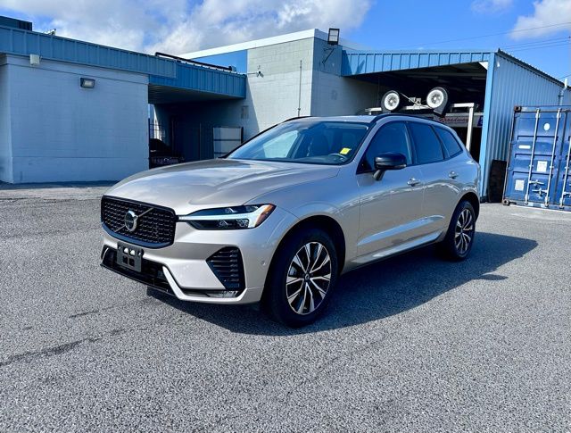 2025 Volvo XC60 B5 Plus photo 3