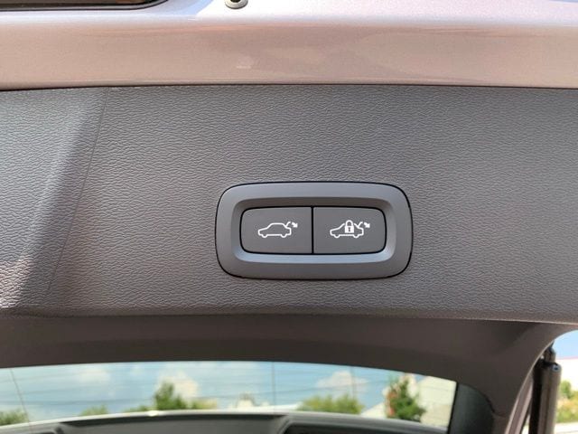 2026 Volvo XC40 Plus - Photo 10