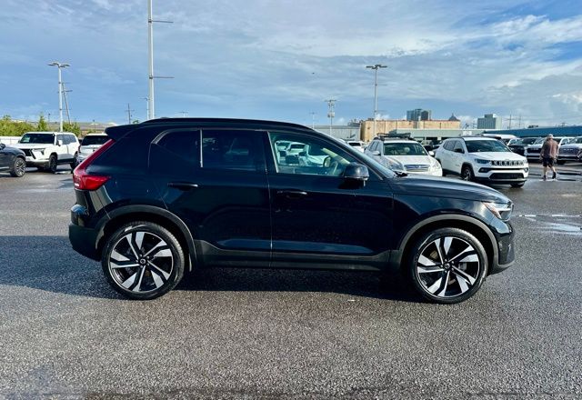 2025 Volvo XC40 Plus photo 2