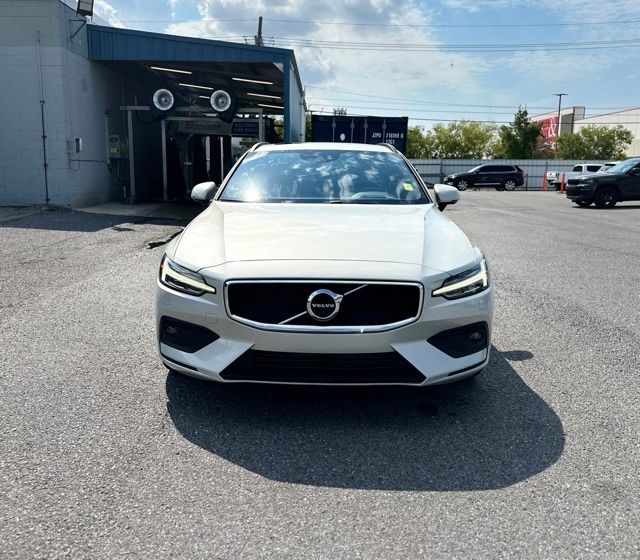 2020 Volvo V60 T5 Momentum photo 2