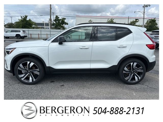2025 Volvo XC40 Plus photo 3