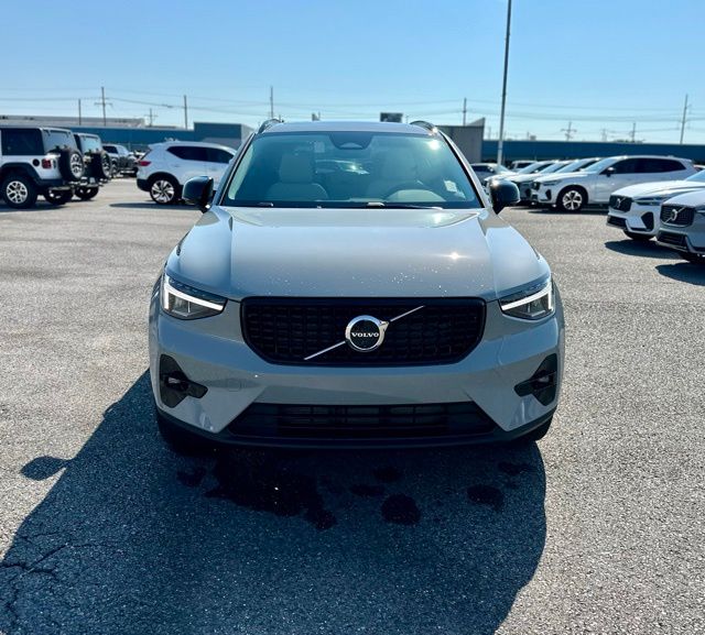 2025 Volvo XC40 Plus photo 2