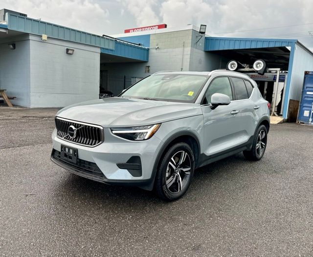 2025 Volvo XC40 Core photo 3