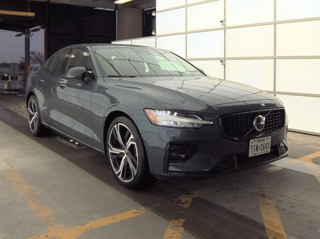 2024 Volvo S60 B5 Core Dark Theme's photo