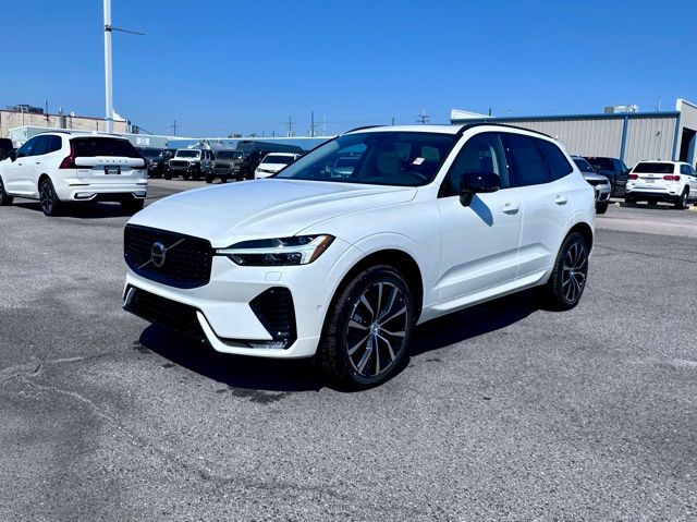 2025 Volvo XC60 B5 Plus photo 2