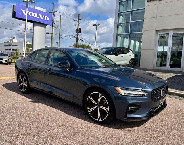 2024 Volvo S60 B5 Core Dark Theme's photo