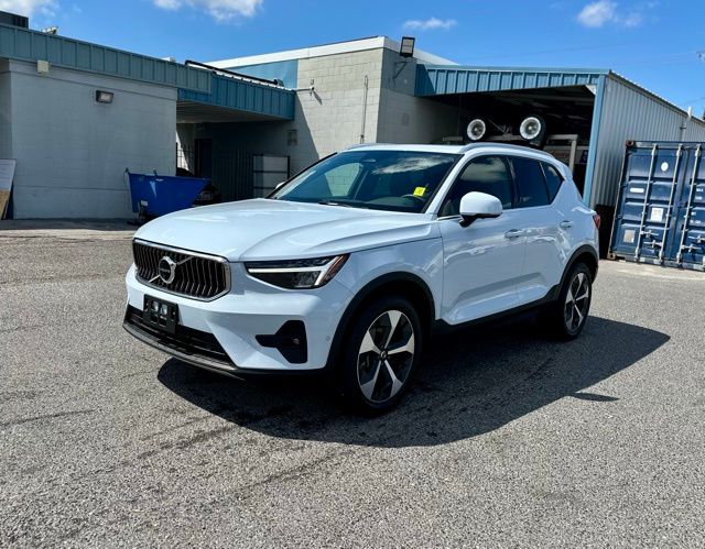 2025 Volvo XC40 Plus photo 3