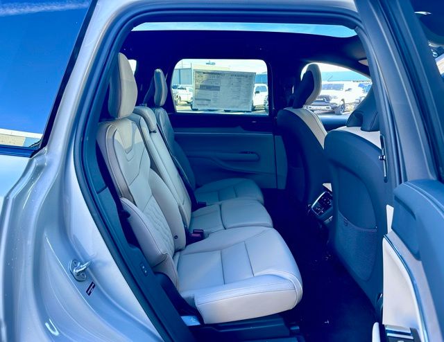 2025 Volvo EX90 Plus - Photo 22