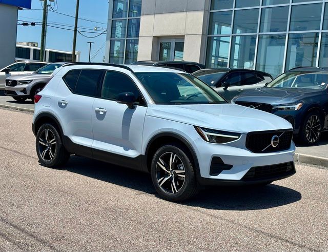 2026 Volvo XC40 B4 Core Dark FWD's photo