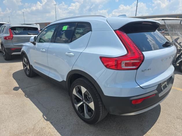 2025 Volvo XC40 Plus photo 2