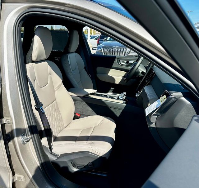 2026 Volvo XC60 Plus - Photo 17