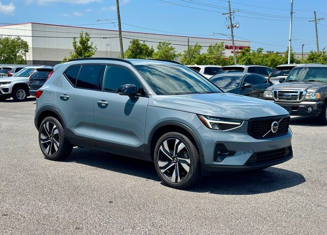 2023 Volvo XC40 B5 Plus Dark AWD's photo