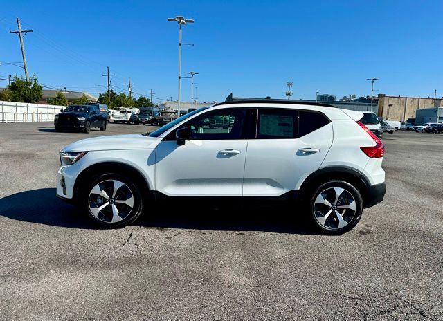 2025 Volvo XC40 Plus photo 3