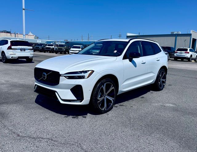 2025 Volvo XC60 B5 photo 3