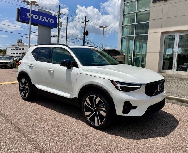 2026 Volvo XC40 B5 Ultra