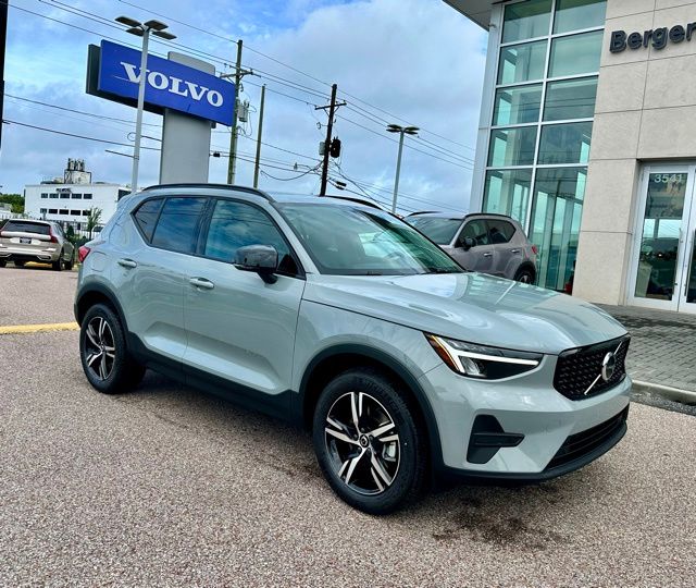 2026 Volvo XC40 B4 Core Dark FWD's photo