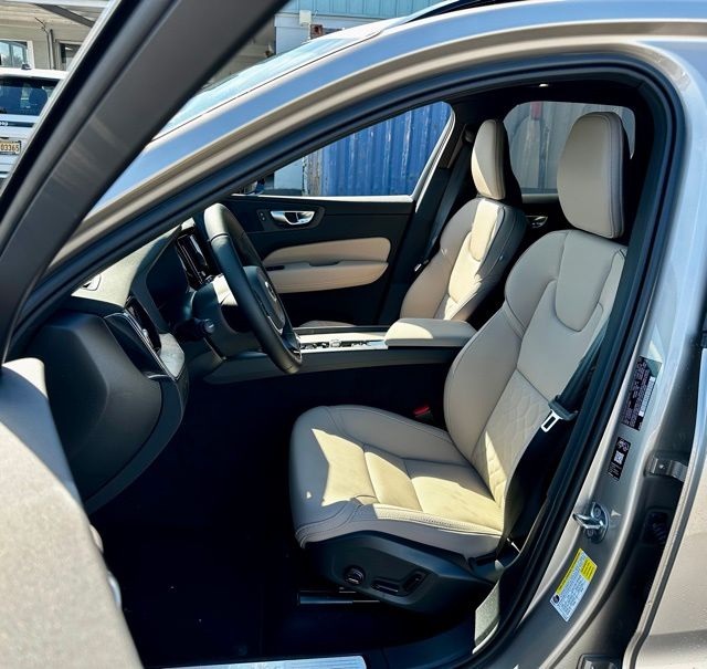 2026 Volvo XC60 Plus - Photo 16