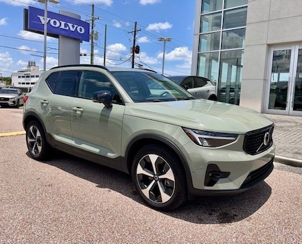 2025 Volvo XC40 B5 Plus Dark Theme SUV