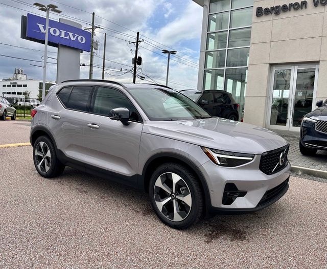 2026 Volvo XC40 B5 Plus Dark AWD's photo