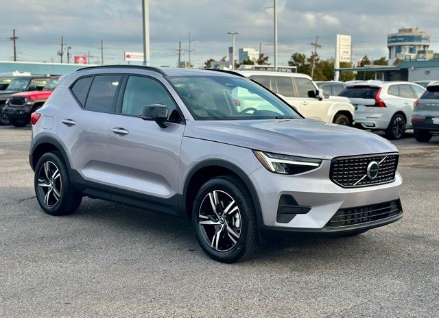 2026 Volvo XC40 B4 Core Dark FWD's photo