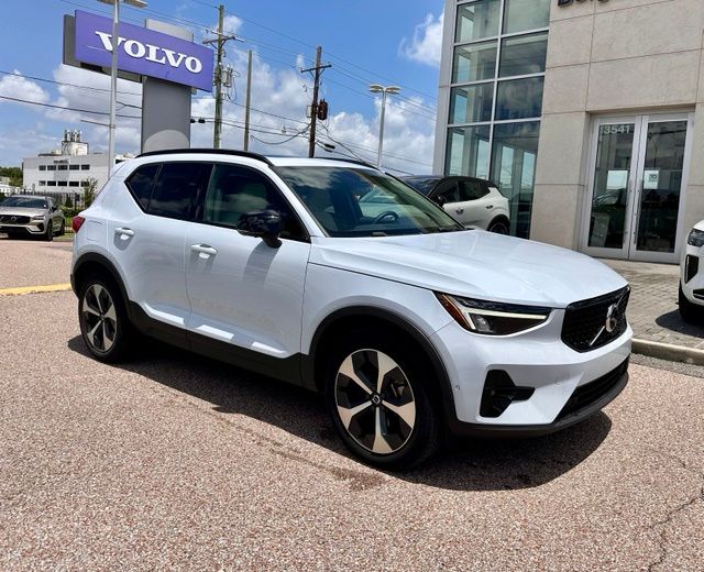 2024 Volvo XC40 B5 Plus Dark AWD's photo