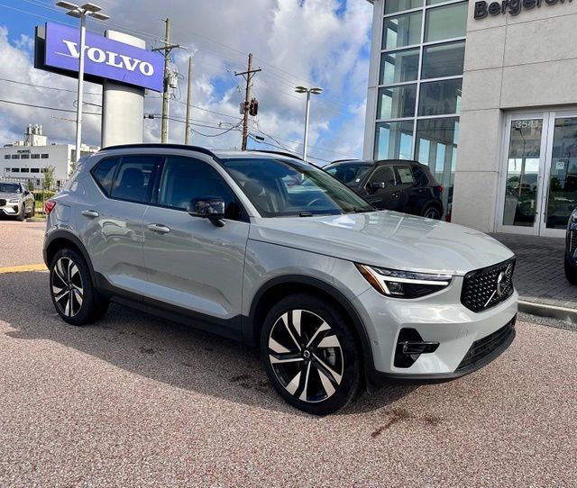 2025 Volvo XC40 B5 Plus Dark AWD's photo