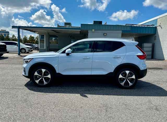 2025 Volvo XC40 Plus photo 4