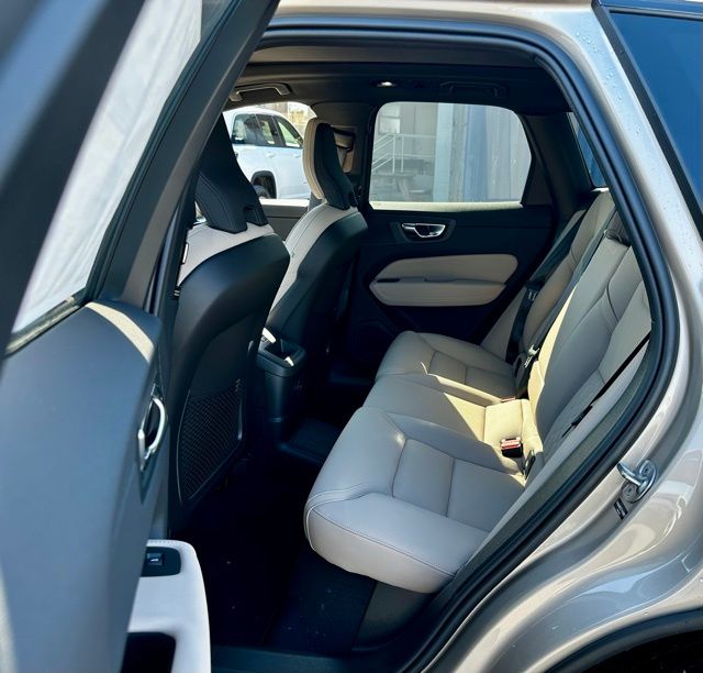 2026 Volvo XC60 Plus - Photo 18