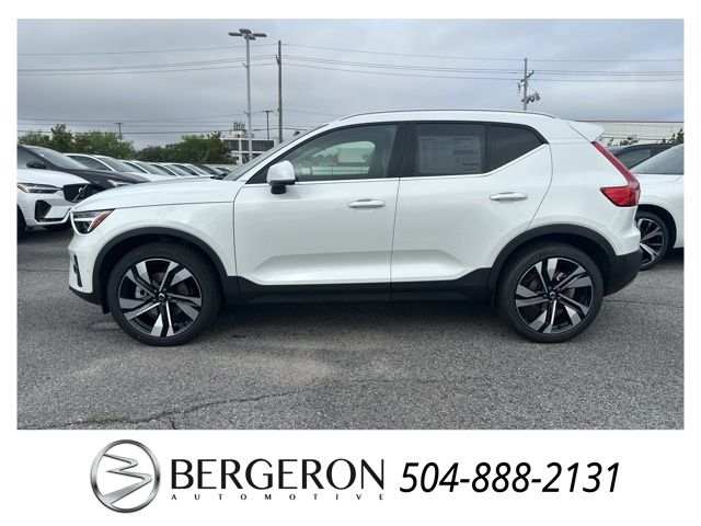2025 Volvo XC40 photo 3