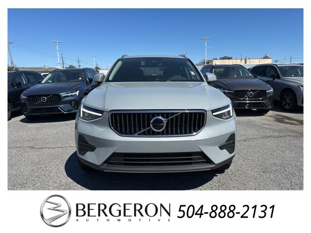 2025 Volvo XC40 Core photo 2