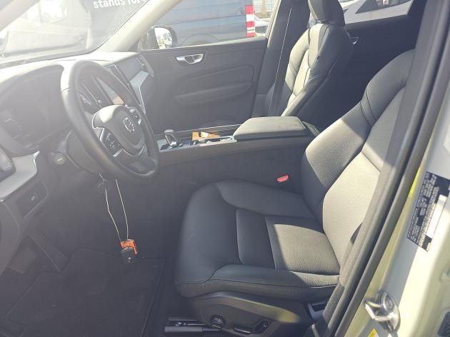 2025 Volvo XC60 B5 Plus photo 4