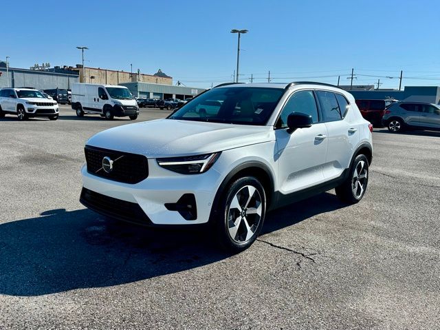 2025 Volvo XC40 Plus photo 2