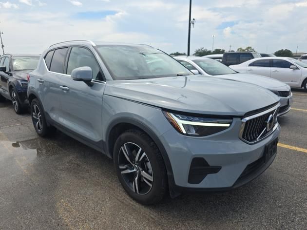2025 Volvo XC40 Core photo 2