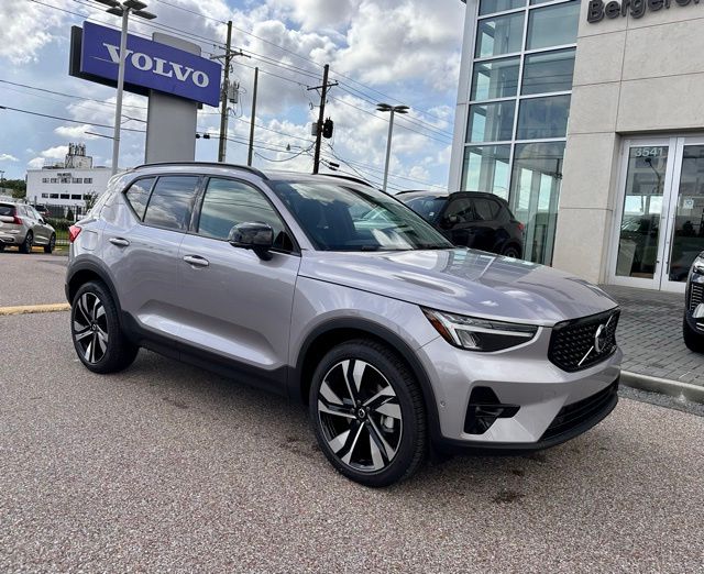 2026 Volvo XC40 B5 Plus Dark AWD's photo