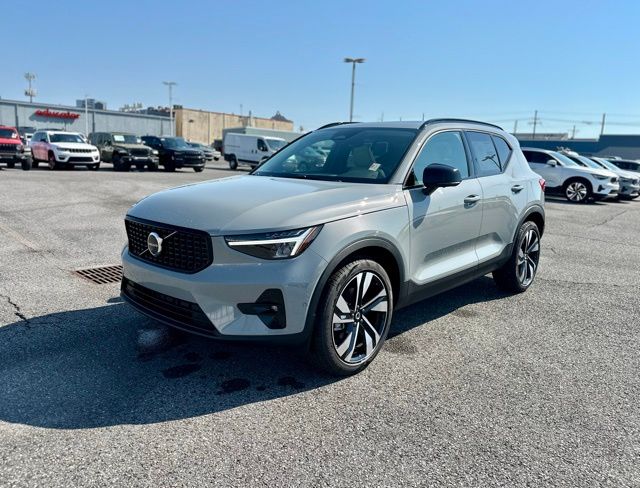 2025 Volvo XC40 Plus photo 3