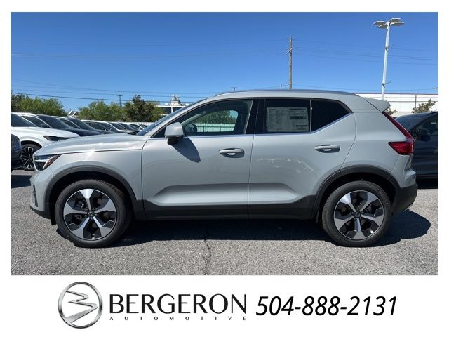 2025 Volvo XC40 Core photo 3