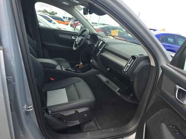 2025 Volvo XC40 Core photo 3