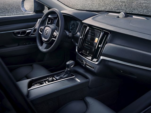 2018 Volvo V90 Cross Country interior.jpg