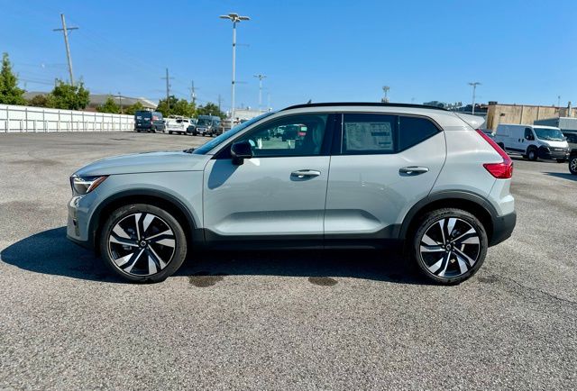2025 Volvo XC40 Plus photo 4