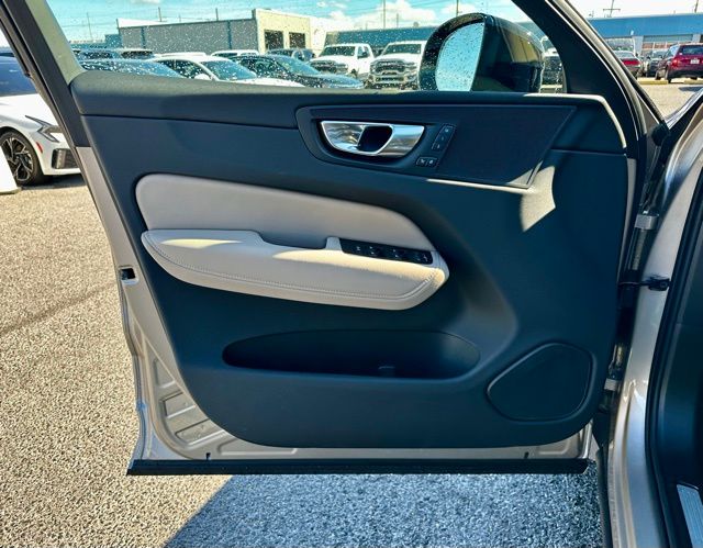 2026 Volvo XC60 Plus - Photo 14