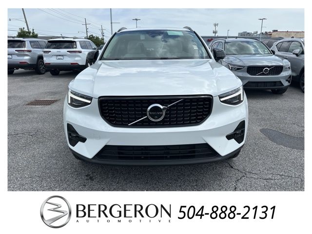 2025 Volvo XC40 Plus photo 2