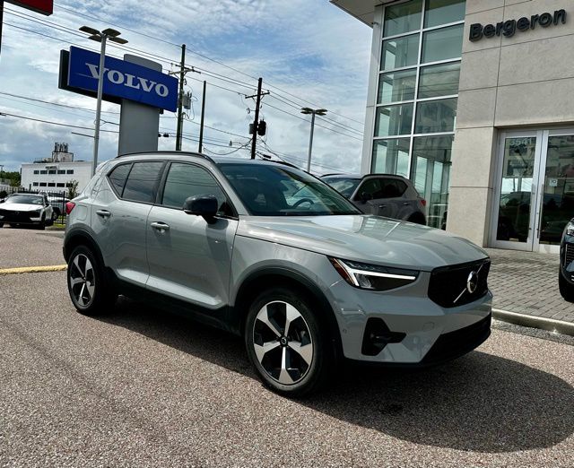 2025 Volvo XC40 B5 Plus Dark AWD's photo