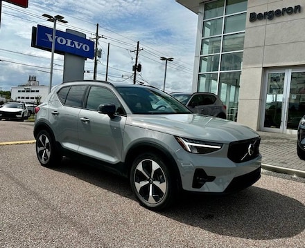 2025 Volvo XC40 B5 Plus Dark Theme SUV