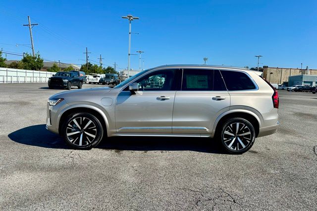 2025 Volvo XC90 T8 Core photo 4