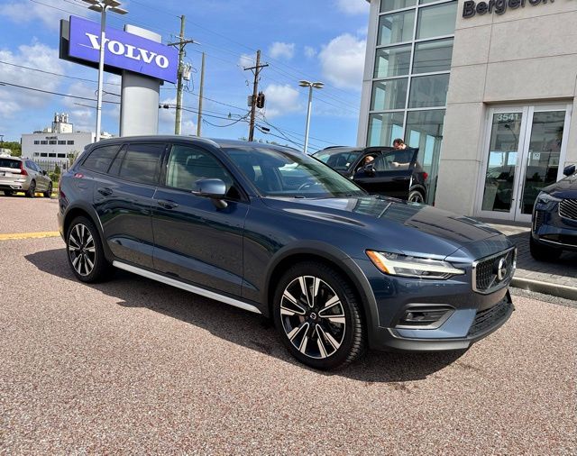 2023 Volvo V60 Cross Country B5 Ultimate AWD's photo