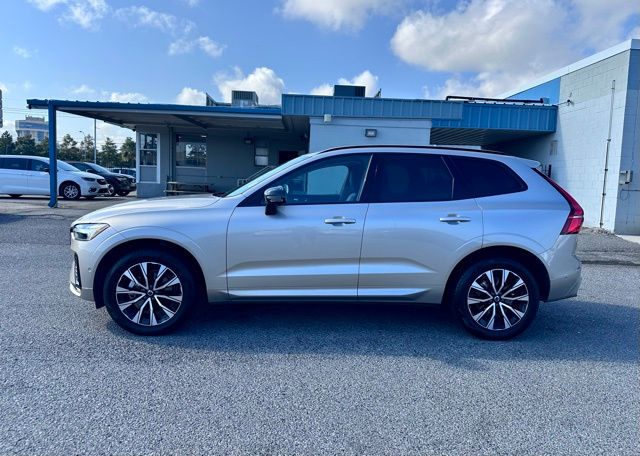 2025 Volvo XC60 B5 Plus photo 4