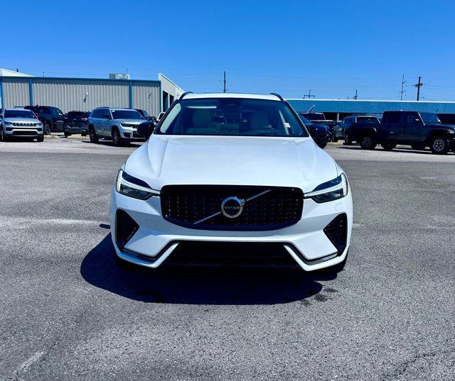 2025 Volvo XC60 B5 photo 2